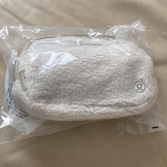Lululemon Everywhere Belt Bag 1L *Fleece - Picture 11 of 12